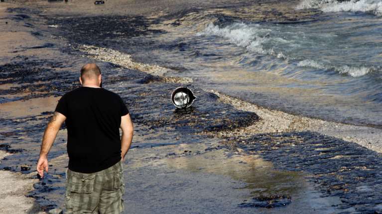 Εικόνες-σοκ από την οικολογική καταστροφή στη Σαλαμίνα