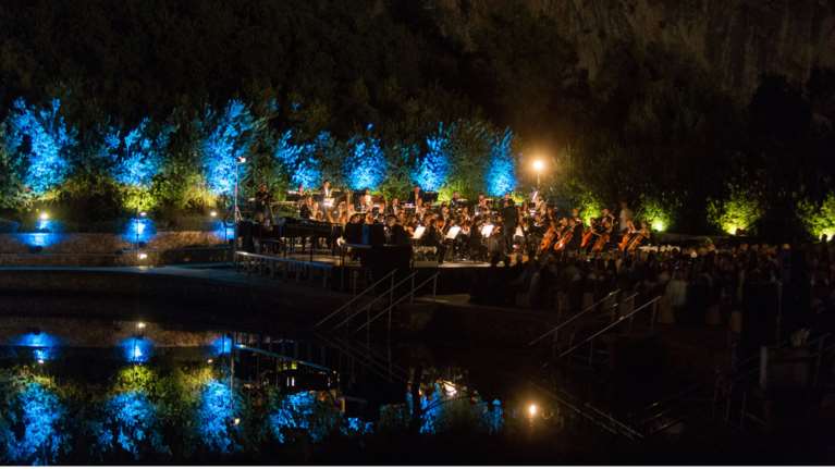 Η μαγευτική Λίμνη Βουλιαγμένης «πλημμύρισε» από ήχους και χρώματα