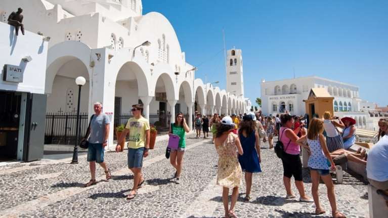 Καθηγητές κοιμούνται στην παραλία γιατί δεν βρίσκουν σπίτι στα νησιά!