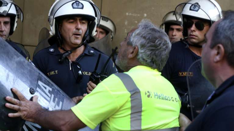 Κατάληψη του υπουργείου Περιβάλλοντος από τους μεταλλωρύχους