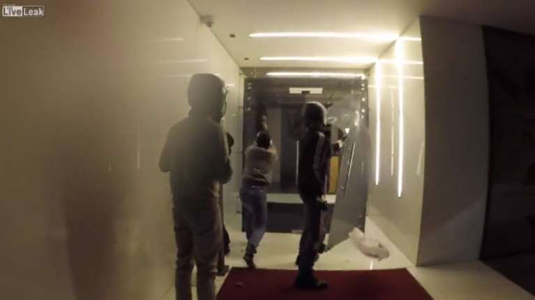 Γκάφα Ρουβίκωνα με τον αντιδήμαρχο Ζωγράφου : Μπούκαραν σε ...λάθος σπίτι