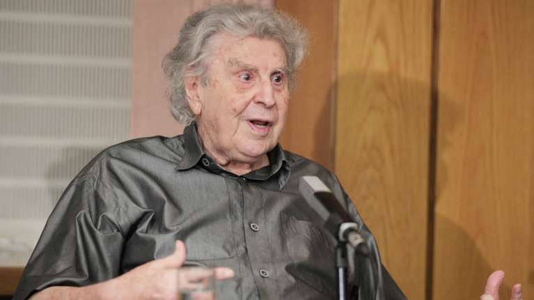 Μίκης για Τσίπρα: Ο βασιλιάς ΣΥΡΙΖΑΝΕΛ είναι γυμνός