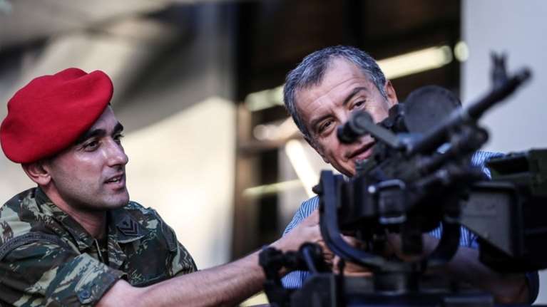 Ο Σταύρος Θεοδωράκης, το πολυβόλο και η χαμογελαστή αρχιλοχίας