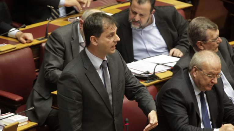 Βολές από ΠΑΣΟΚ και Θεοχάρη για την πετρελαιοκηλίδα