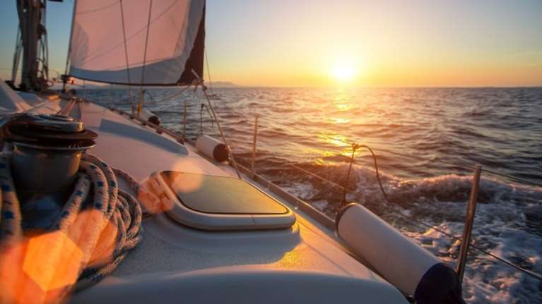 Δύο τραυματίες από καταμαράν που έπεσε σε βράχια