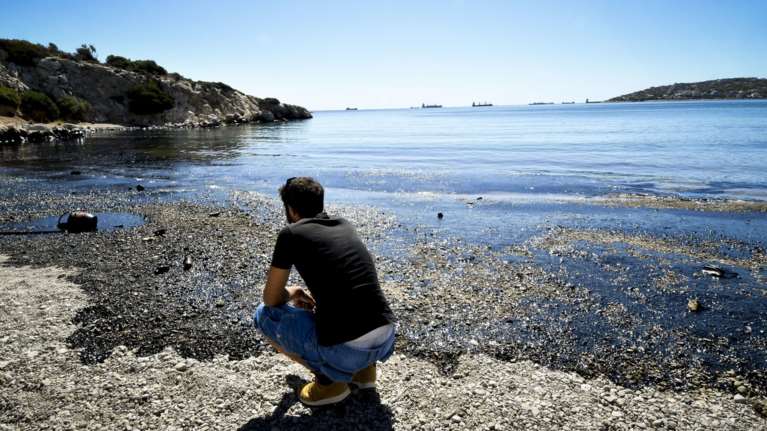 Οικολογικό έγκλημα: Το μαζούτ έφτασε τώρα μέχρι τη Γλυφάδα