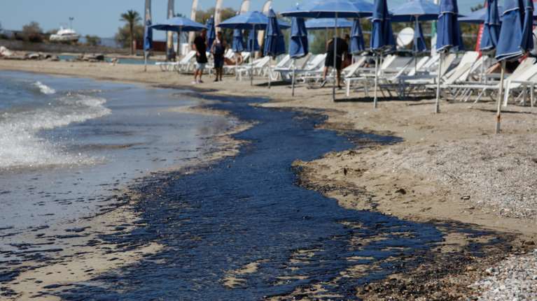 Οργή και ερωτήματα για την πρωτοφανή οικολογική καταστροφή