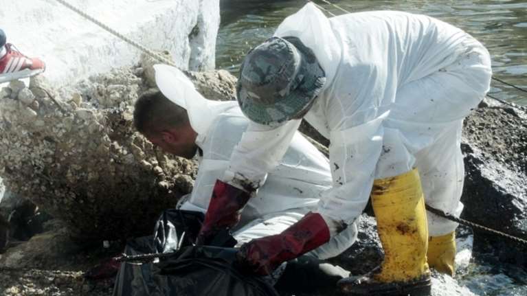 Μηνύσεις από τους δημάρχους για τη ρύπανση στον Σαρωνικό