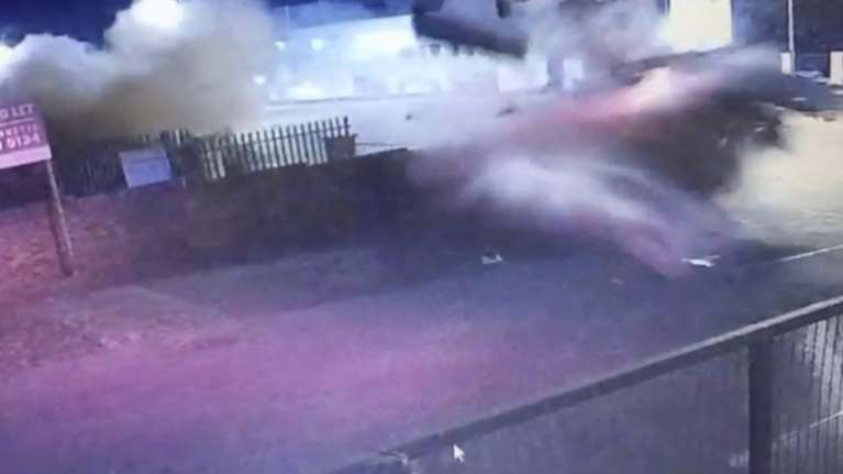 Τρομακτικό τροχαίο: Ιπτάμενο αμάξι καρφώθηκε σε πινακίδα- δείτε το βίντεο