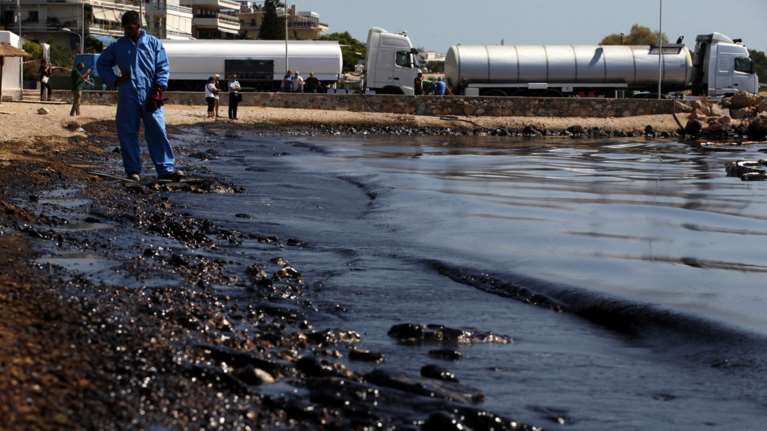 Πετρέλαιο και μαζούτ «πνίγει» τον Σαρωνικό [ΕΙΚΟΝΕΣ]