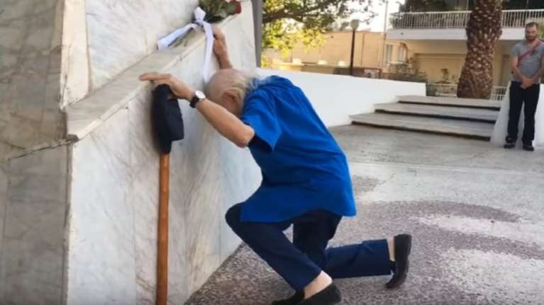 Γονάτισε στο μνημείο των εκτελεσθέντων ο Μανώλης Γλέζος (ΒΙΝΤΕΟ)