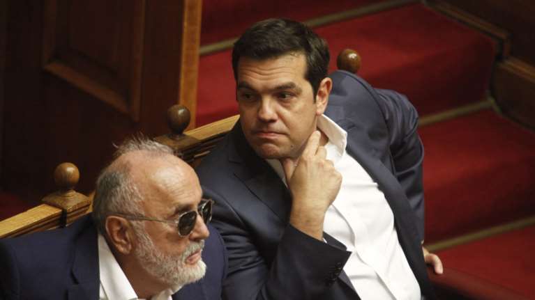 «Σωσίβιο» Μαξίμου σε Κουρουμπλή για το επικοινωνιακό ναυάγιο