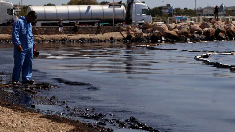Απελπιστική η κατάσταση στις ακτές της Αττικής: Μαζούτ και μίνι καύσωνας