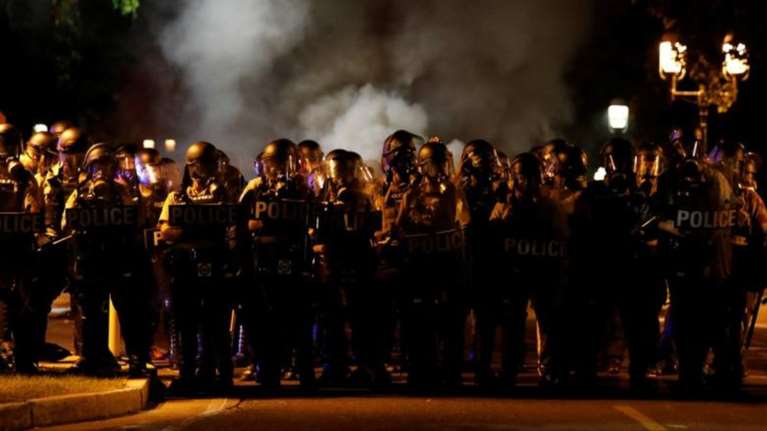 Πεδίο μάχης το Σ. Λούις μετά την αθώωση αστυνομικού που σκότωσε αφροαμερι