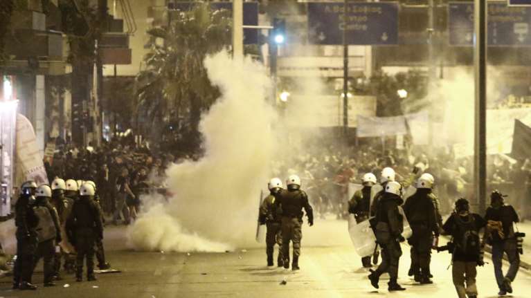 Μάχες έξω από την ΓΑΔΑ και τα γραφεία της Χρυσής Αυγής