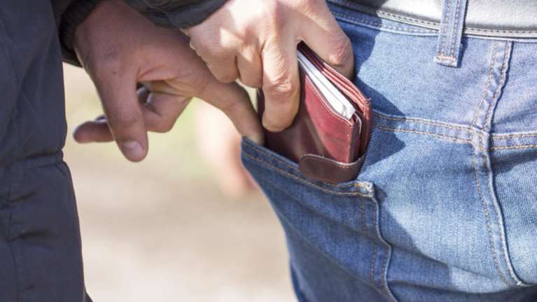 Συνελήφθη &quot;πορτοφολάς&quot; συγγενής Ελληνίδας μουσικοσυνθέτριας