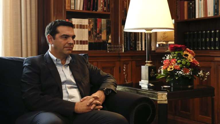 Guardian: Γιατί οι ηγέτες της ΕΕ παρέχουν στήριξη στον Τσίπρα