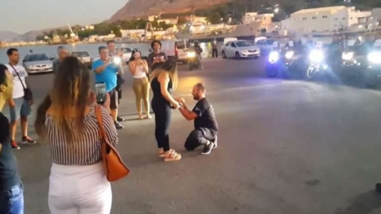 Πρόταση γάμου με… φασαρία από μοτοσυκλέτες