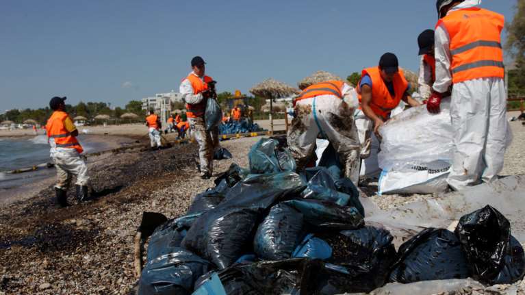 Επίσημη ενημέρωση ΥΕΝ:Σε ποιές ακτές βρίσκουν ακόμη μαζούτ τα συνεργεία
