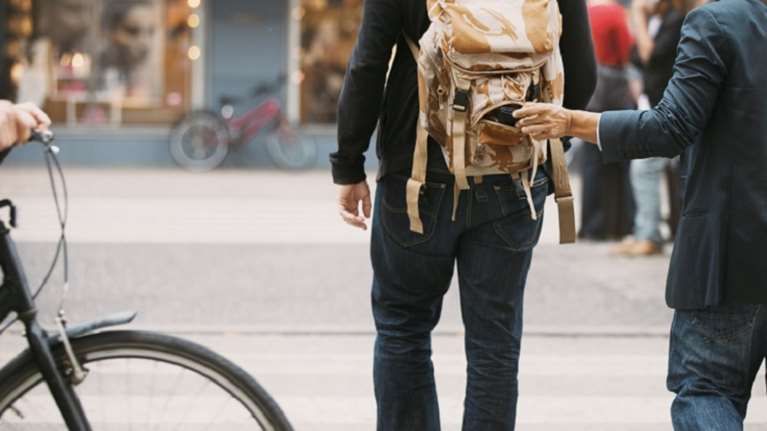 Εξαρθρώθηκε σπείρα πορτοφολάδων-Συνελήφθη συγγενής συνθέτριας