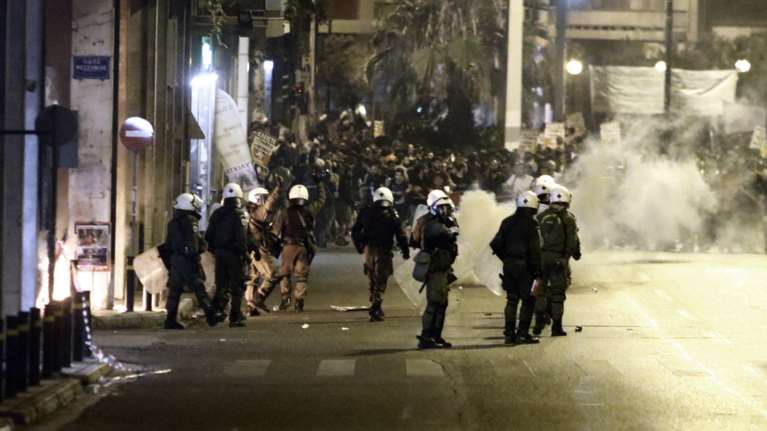 Πως δικαιολογεί η ΕΛ.ΑΣ τις χειροπέδες στον 16χρονο τραυματία