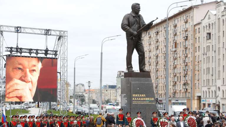 Το Καλάσνικοφ έγινε... άγαλμα στο κέντρο της Μόσχας