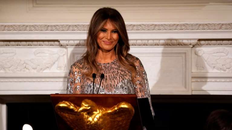 Η Μελάνια Τραμπ διαφημίζει φροντιστήριο ξένων γλωσσών φωτό