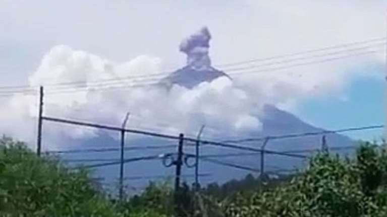 Η στιγμή που ο σεισμός ενεργοποιεί ηφαίστειο στο Μεξικό video