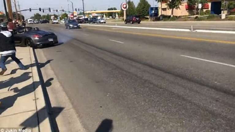 Ήθελε να &quot;κάψει τα λάστιχα&quot; και έπεσε πάνω στο πλήθος