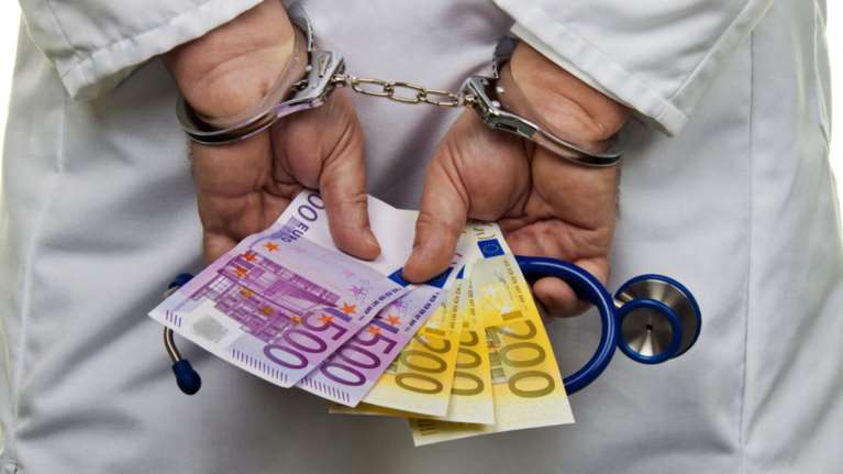 Συνελήφθη ορθοπεδικός του ΚΑΤ για «φακελάκι» 1.000 ευρώ