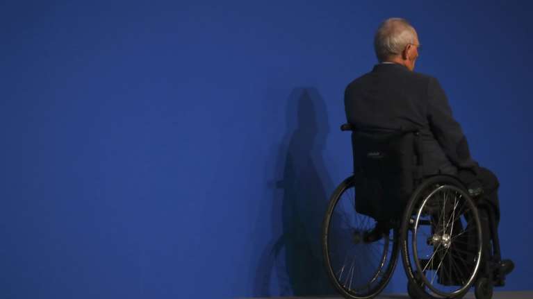 To... μυστήριο Σόιμπλε: Μένει ή αποχωρεί μετά τις γερμανικές εκλογές;