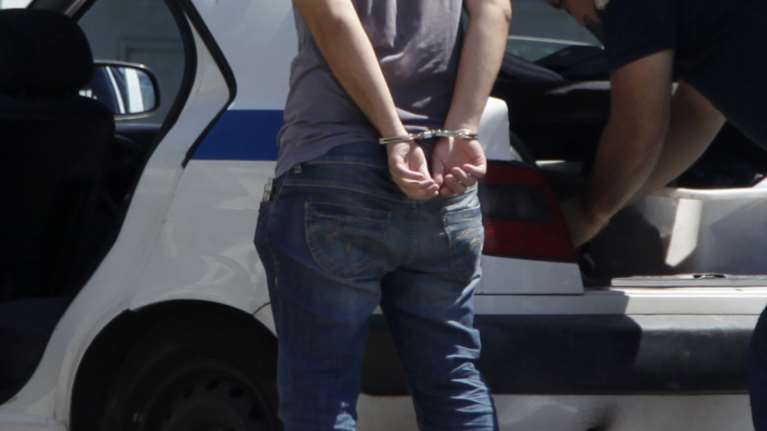 Σάτυρος αυνανιζόταν στα κάγκελα νηπιαγωγείου στη Γλυφάδα