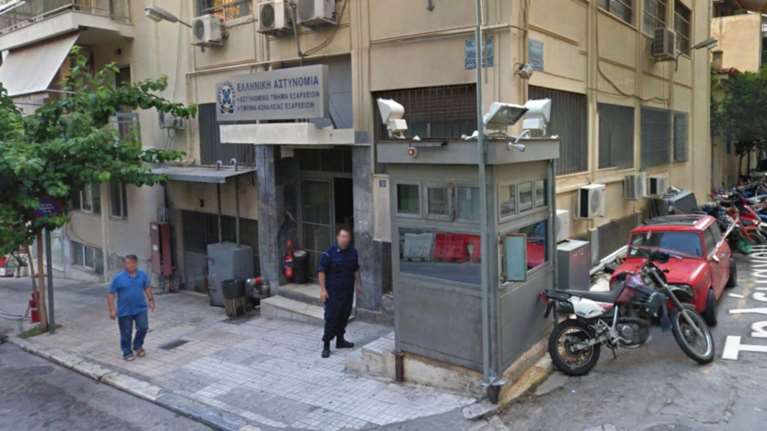 Καταδρομική επίθεση μεγάλης ομάδας κουκουλοφόρων στο ΑΤ Εξαρχείων