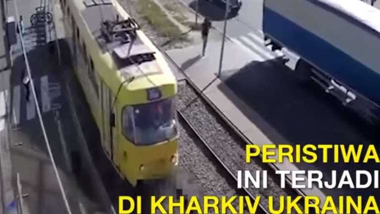 Γυναίκα κοιτούσε το κινητό της &amp; παρασύρθηκε από τραμ-Συγκλονιστικό βίντεο