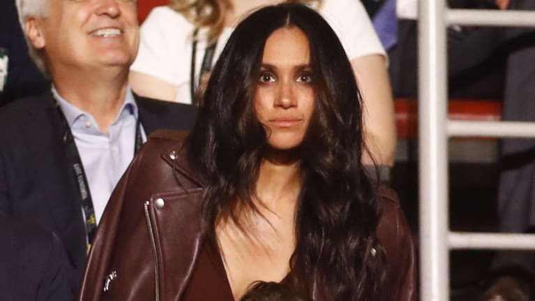 Η χαμηλότερη των προσδοκιών «ροκ» εμφάνιση της Μέγκαν Μαρκλ δίπλα στον Χάρι