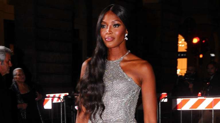 Η ονειρική εμφάνιση της Ναόμι Κάμπελ με Atelier Versace στο Μιλάνο