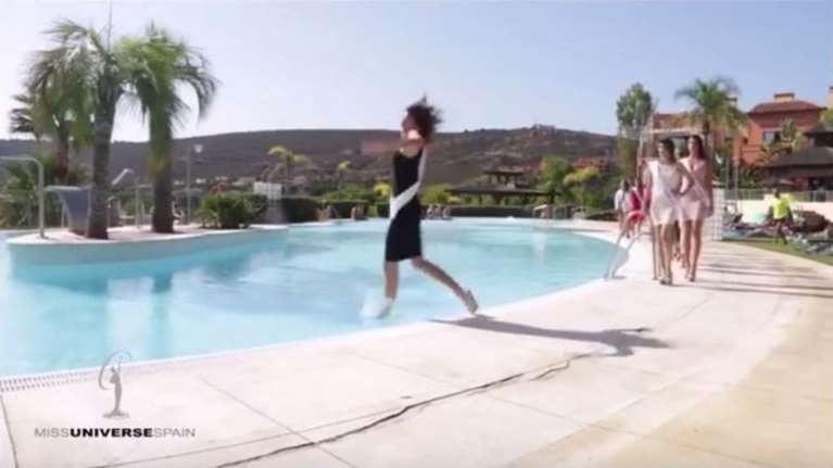 Θέλησε να εντυπωσιάσει στην πασαρέλα και κατέληξε στην πισίνα [Βίντεο]
