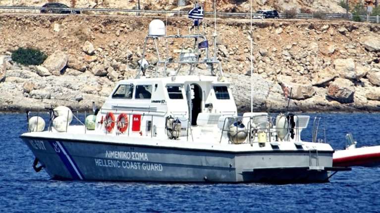 Θρίλερ για 33χρονη που βρέθηκε νεκρή σε βράχια στη Μύκονο