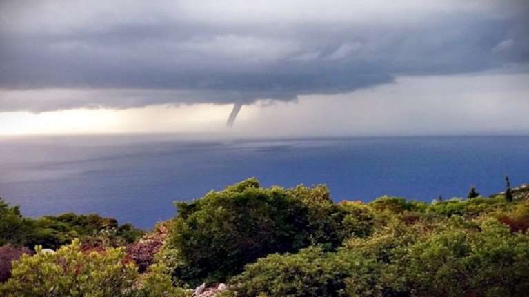 Υδροστρόβιλος στις Βολίμες στη Ζάκυνθο (ΒΙΝΤΕΟ)