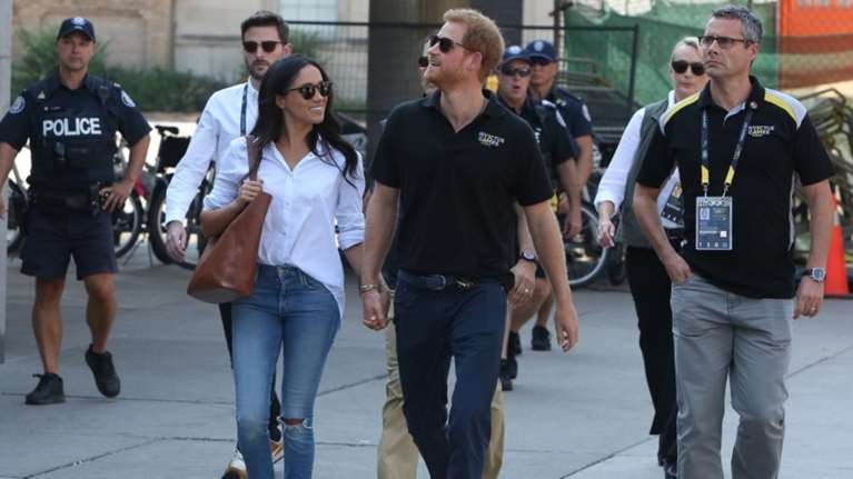 Πώς ο Χάρι και η κοπέλα του «έσπασαν το πρωτόκολλο» με το καλημέρα σας