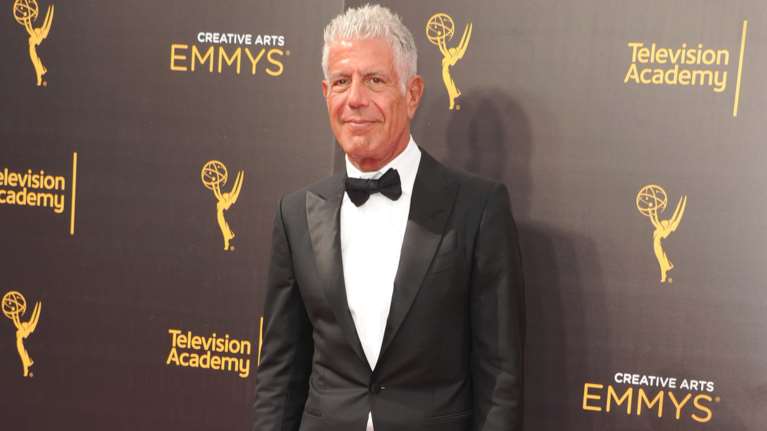 To six pack του 61χρονου διάσημου σεφ Αντονι Μπουρντέν προκάλεσε ταραχή