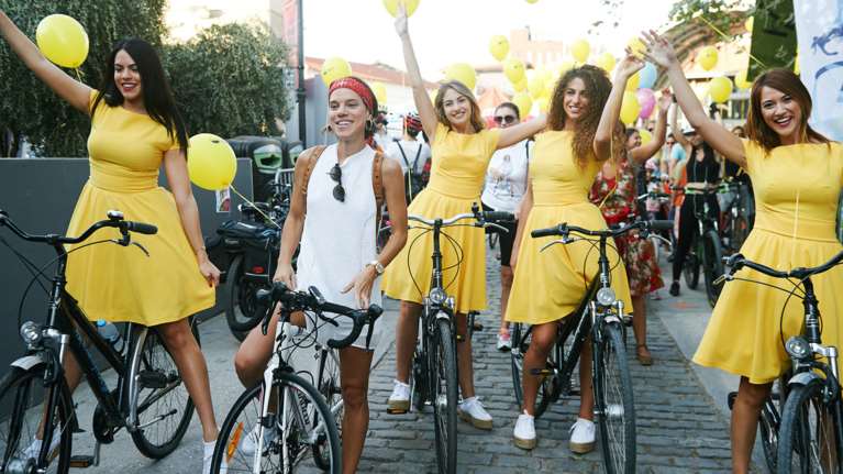 Τι κάνει η Monika με ένα ποδήλατο και μία AMSTEL Radler Lemοn στο χέρι;