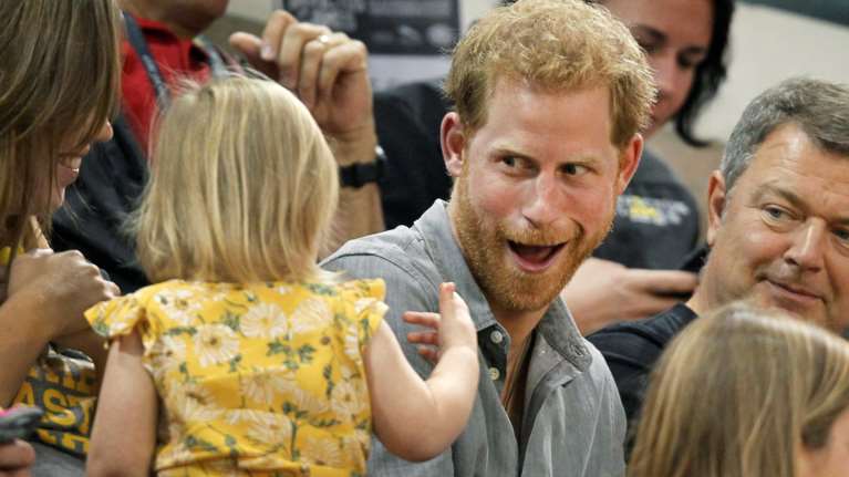 Κοριτσάκι κλέβει ποπ κορν από τον Χάρι &amp; η αντίδρασή του είναι εκπληκτική