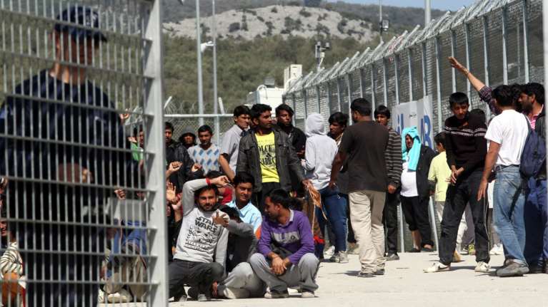 Guardian: Εκρηκτική ξανά η κατάσταση στα νησιά λόγω προσφυγικού