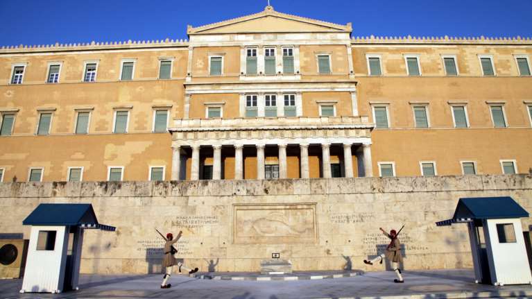 Τέως βουλευτές προσφεύγουν στη δικαιοσύνη για το «μαχαίρι» στις συντάξεις