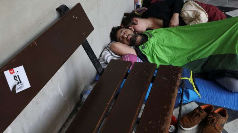 Καταλονία: Κατασκήνωσαν στα σχολεία όπου στήθηκαν οι κάλπες