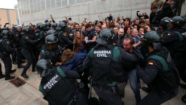 Πλαστικές σφαίρες &amp; άγριο ξύλο στην Καταλονία, 337 τραυματίες