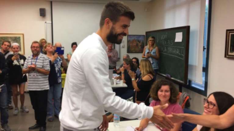 Ψήφισε σε εκλογικό κέντρο της Καταλονίας και ο Πικέ