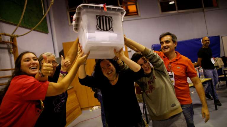 Οι κάλπες έκλεισαν, οι Καταλανοί πανηγυρίζουν