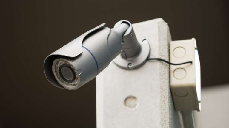 Aρχή Προστασίας Δεδομένων: «Ναι» σε κάμερες σε πολυκατοικίες